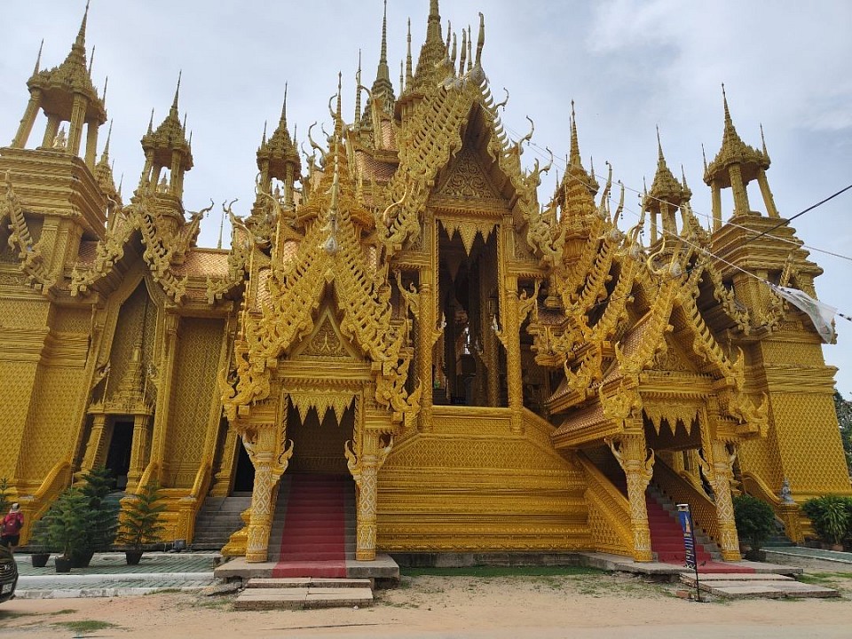 ทำบุญไหว้พระวัดจันทร์ตกอารามหลวงงามสง่า